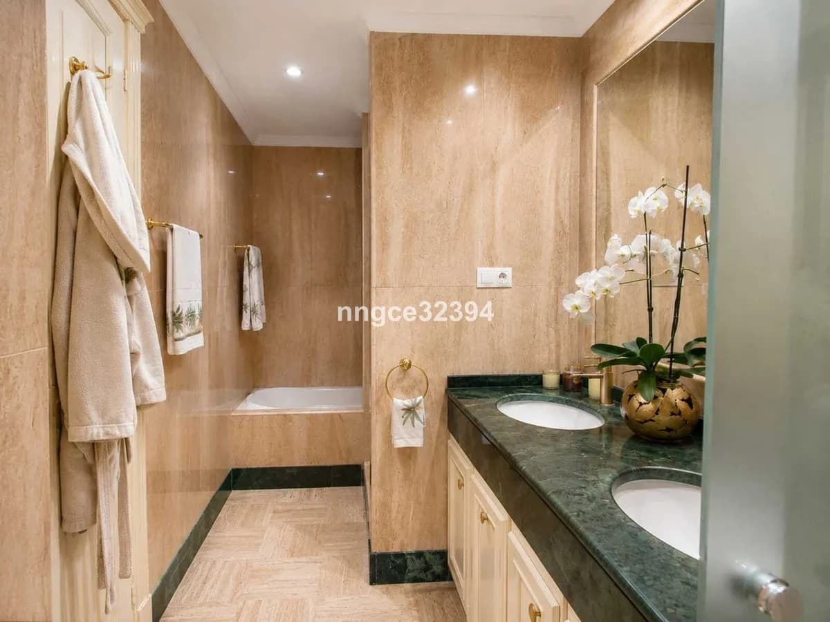 2 Bedroom Middle Floor Apartment for Sale in Sierra Blanca, Málaga - Image 9