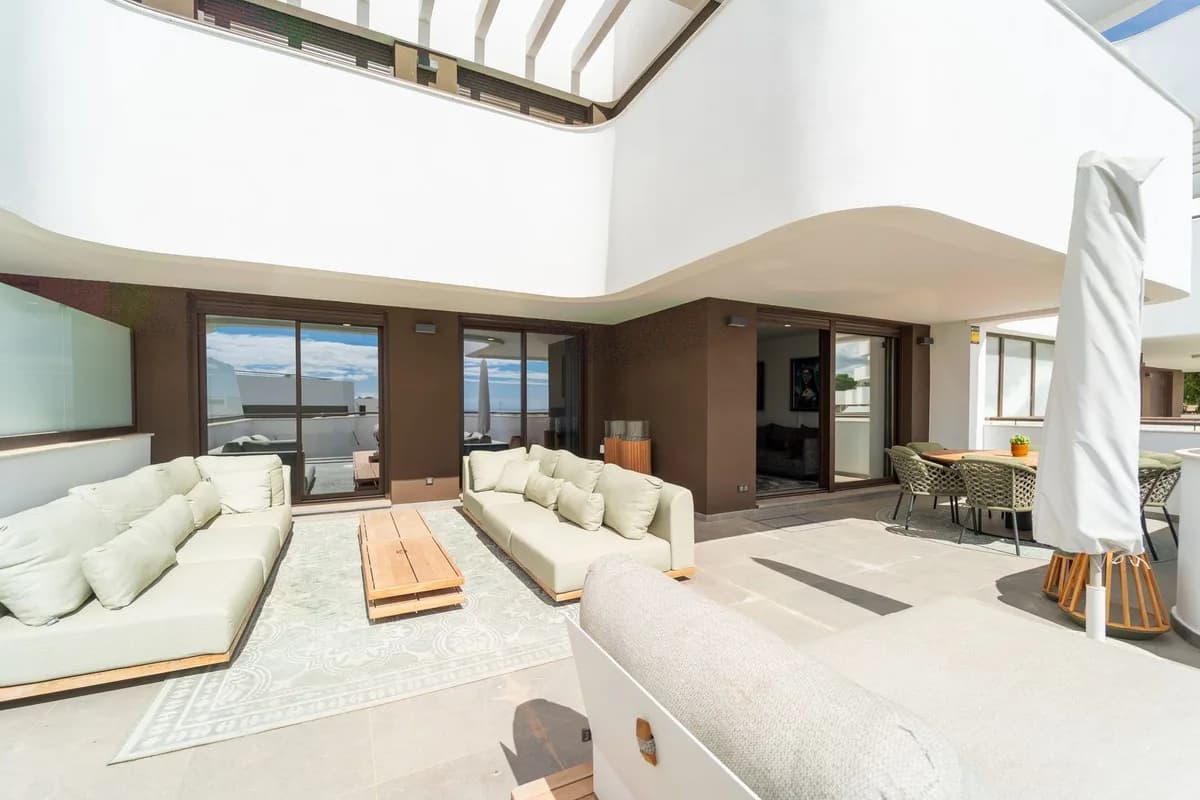 3 Bedroom Middle Floor Apartment for Sale in Estepona, Málaga