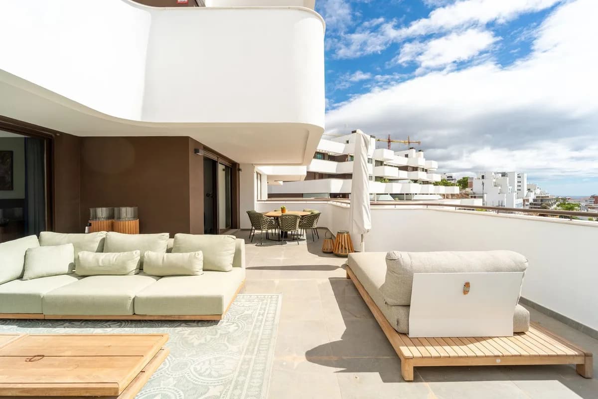 3 Bedroom Middle Floor Apartment for Sale in Estepona, Málaga - Image 2