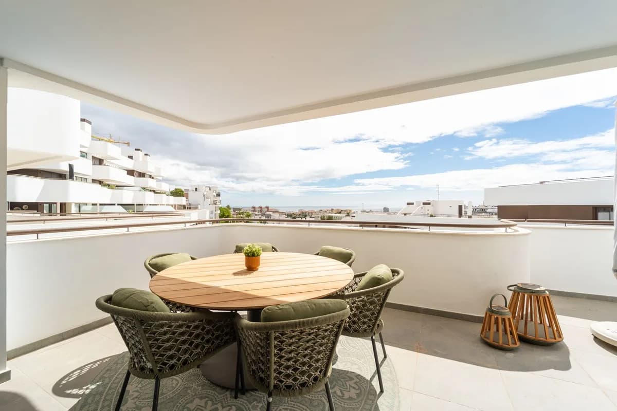 3 Bedroom Middle Floor Apartment for Sale in Estepona, Málaga - Image 3