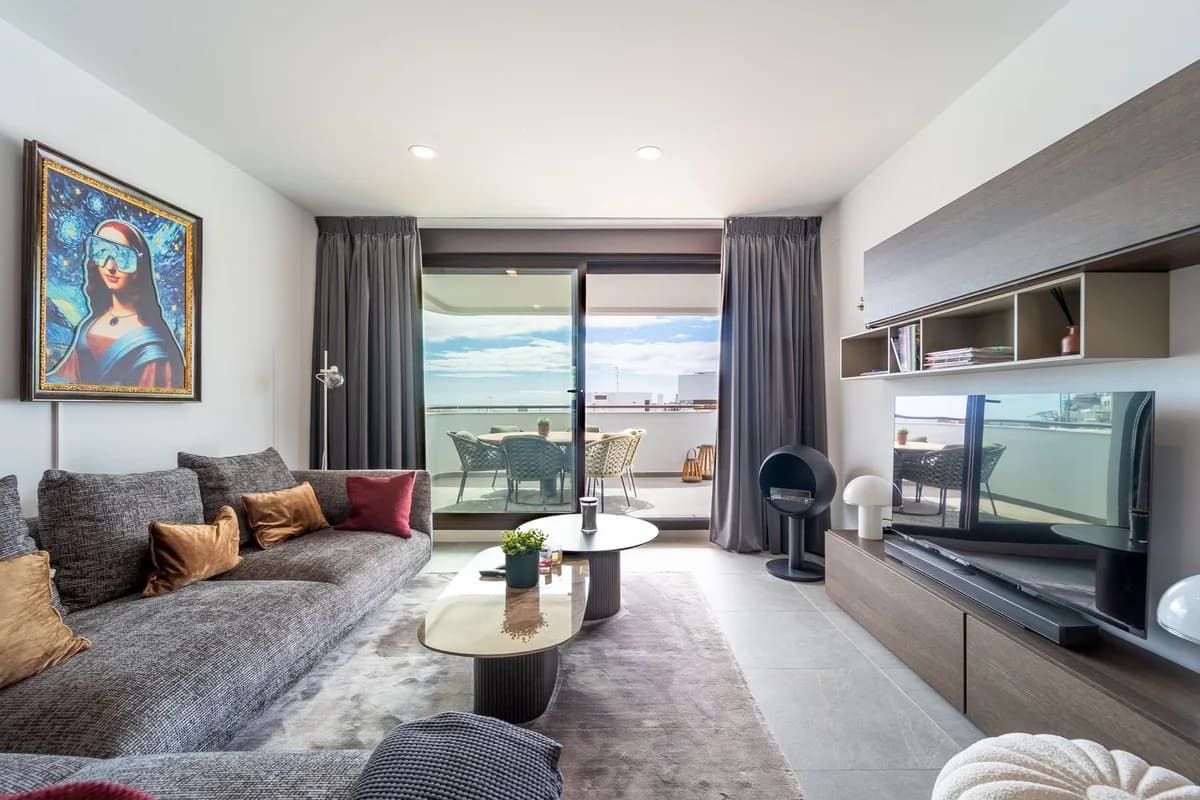 3 Bedroom Middle Floor Apartment for Sale in Estepona, Málaga - Image 4
