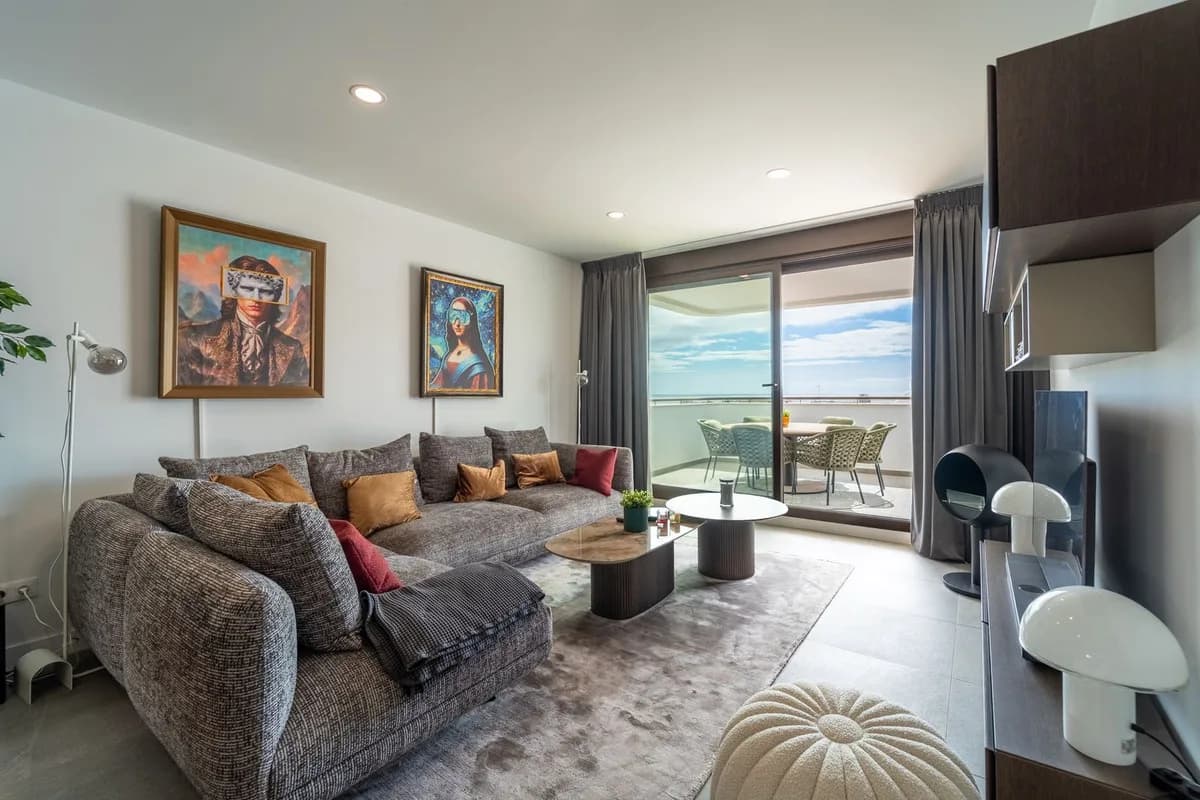 3 Bedroom Middle Floor Apartment for Sale in Estepona, Málaga - Image 6