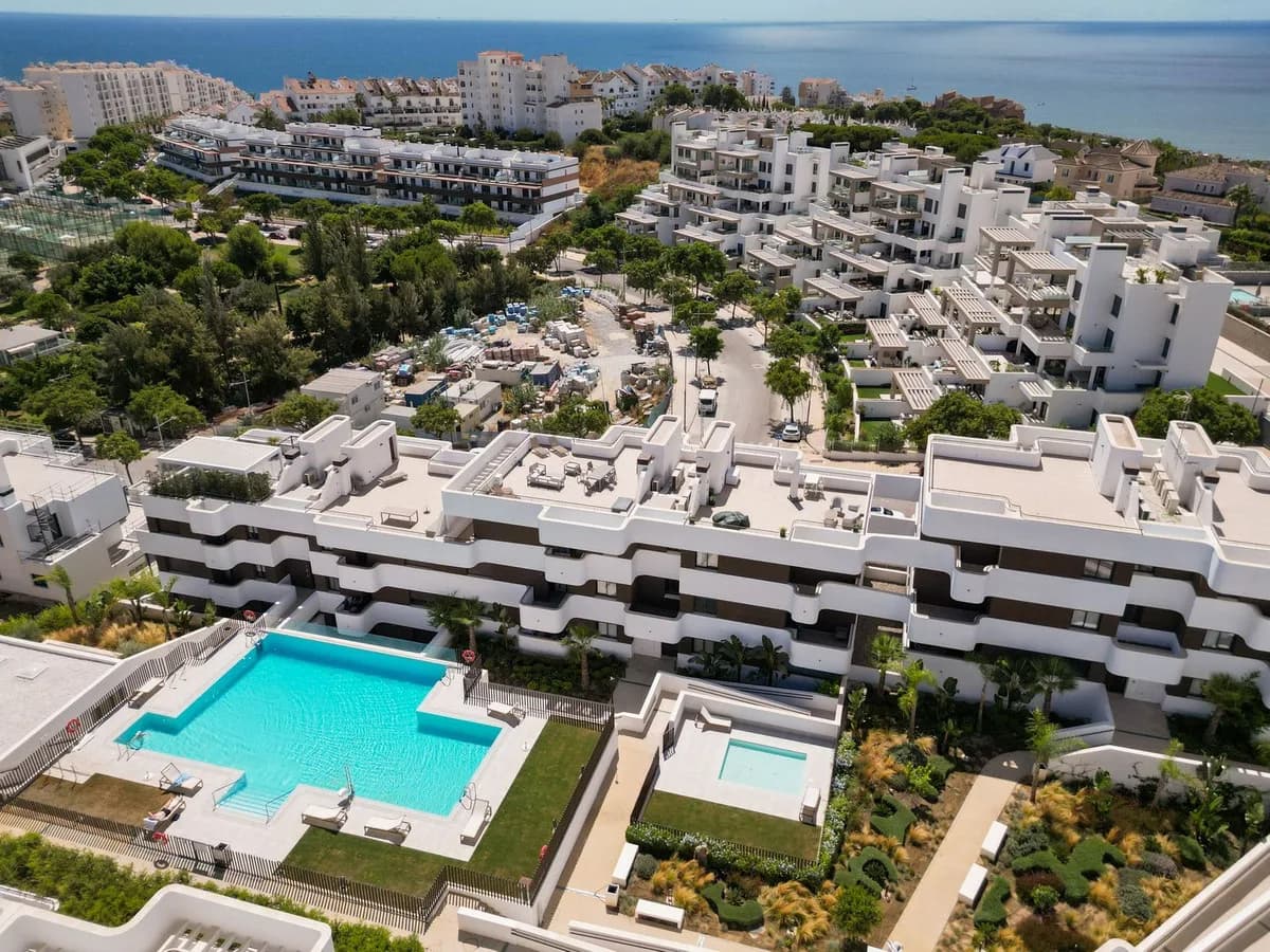 3 Bedroom Middle Floor Apartment for Sale in Estepona, Málaga - Image 7