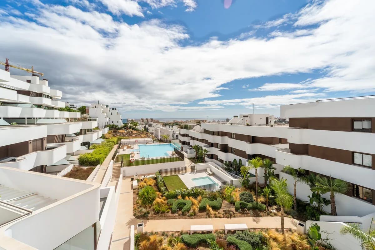 3 Bedroom Middle Floor Apartment for Sale in Estepona, Málaga - Image 9