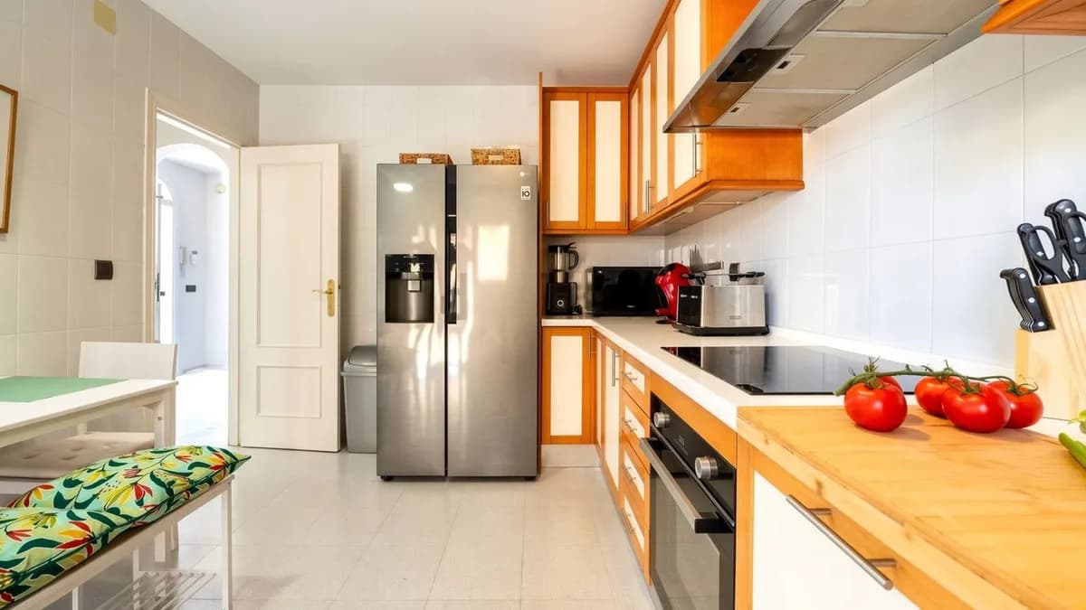 4 Bedroom Semi-Detached House for Sale in Marbella, Málaga - Image 6