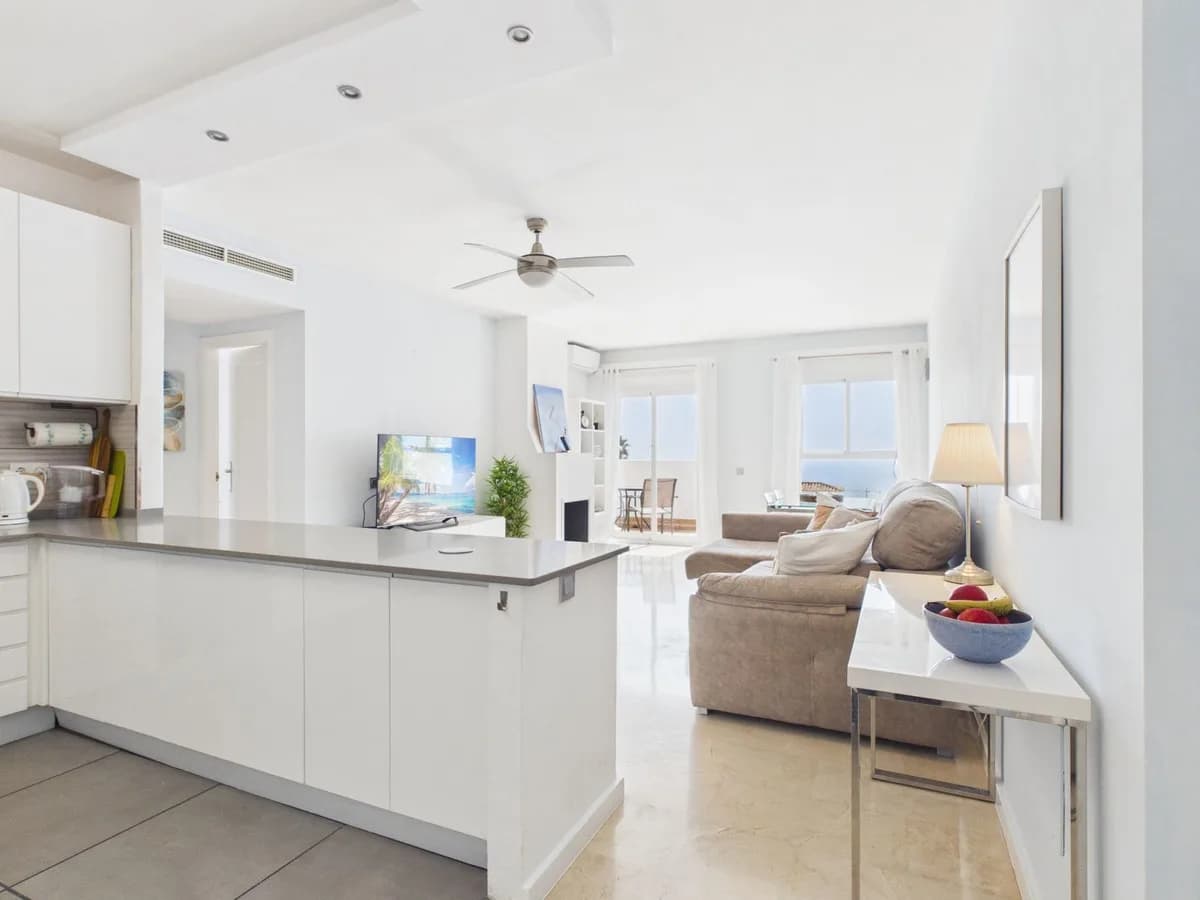2 Bedroom Middle Floor Apartment for Sale in Manilva, Málaga - Image 5