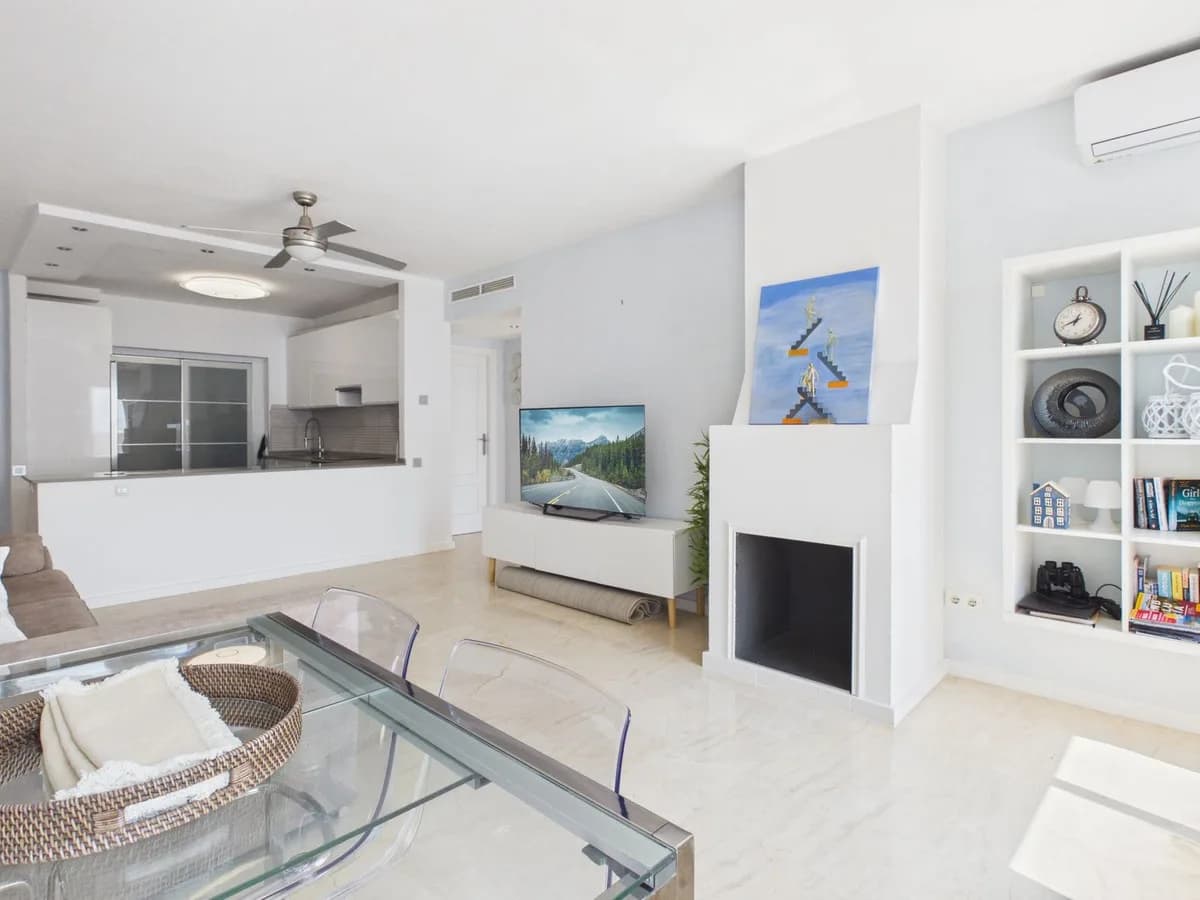 2 Bedroom Middle Floor Apartment for Sale in Manilva, Málaga - Image 6
