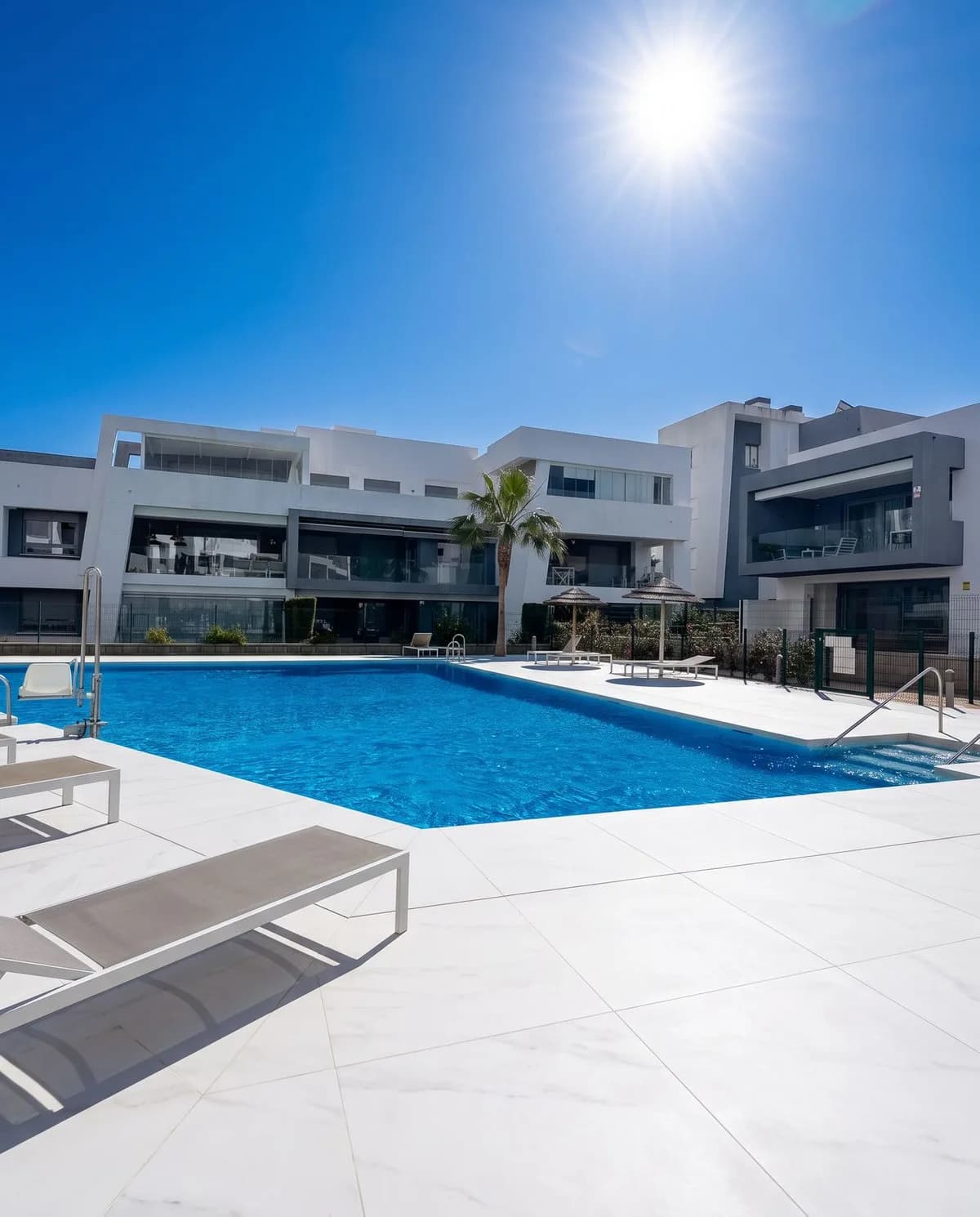 2 Bedroom Ground Floor Apartment for Sale in Selwo, Málaga