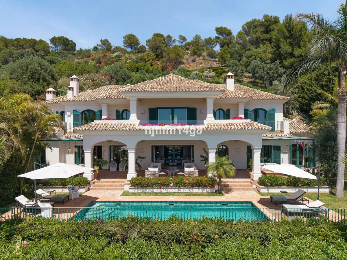 5 Bedroom Detached Villa for Sale in The Golden Mile, Málaga