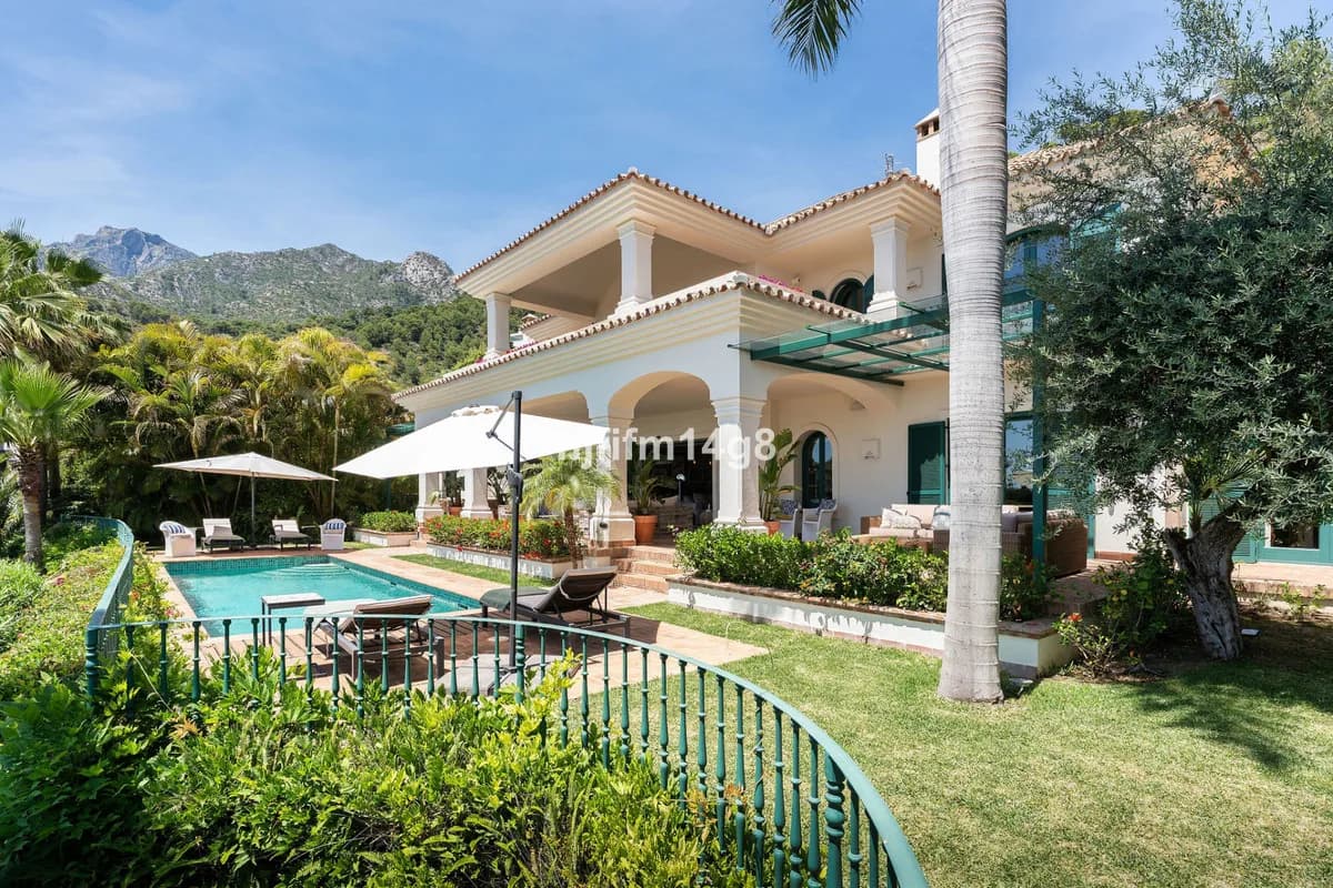 5 Bedroom Detached Villa for Sale in The Golden Mile, Málaga - Image 2