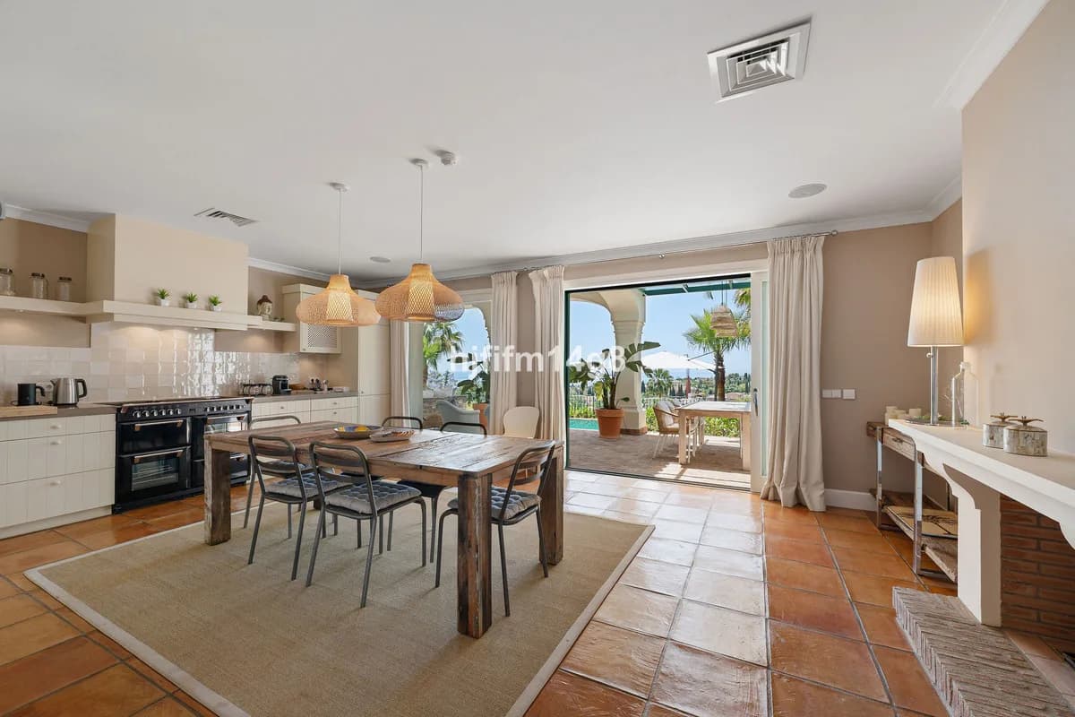 5 Bedroom Detached Villa for Sale in The Golden Mile, Málaga - Image 7