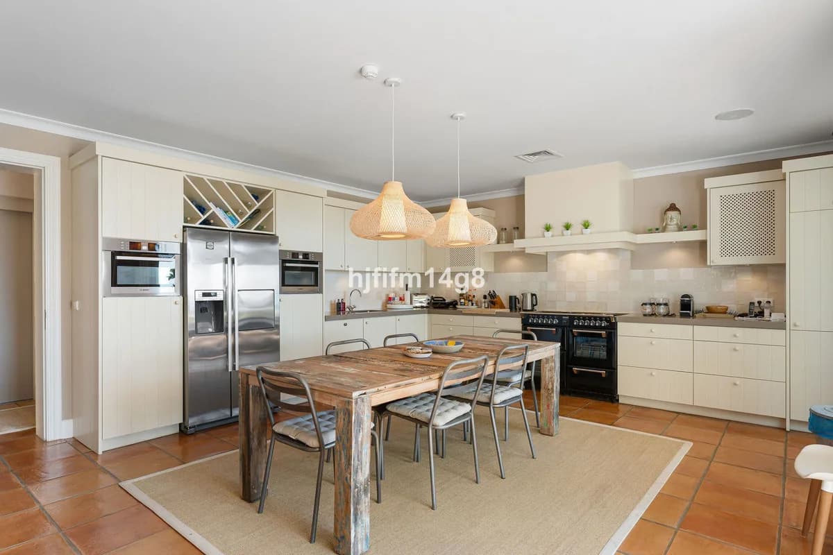 5 Bedroom Detached Villa for Sale in The Golden Mile, Málaga - Image 9