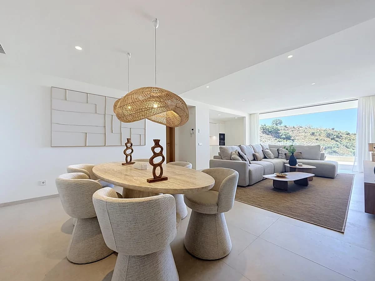 3 Bedroom Middle Floor Apartment for Sale in Benahavís, Málaga - Image 3