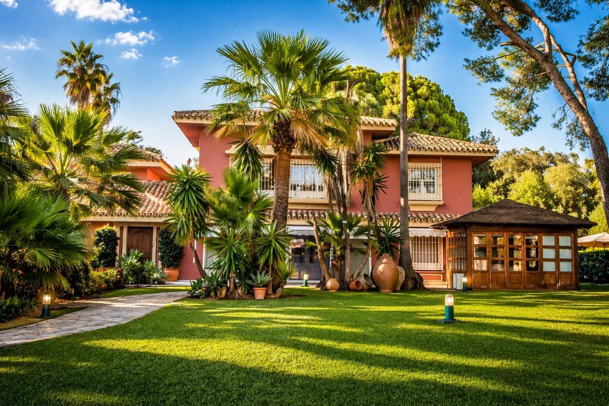 5 Bedroom Detached Villa for Sale in Guadalmina Baja, Málaga