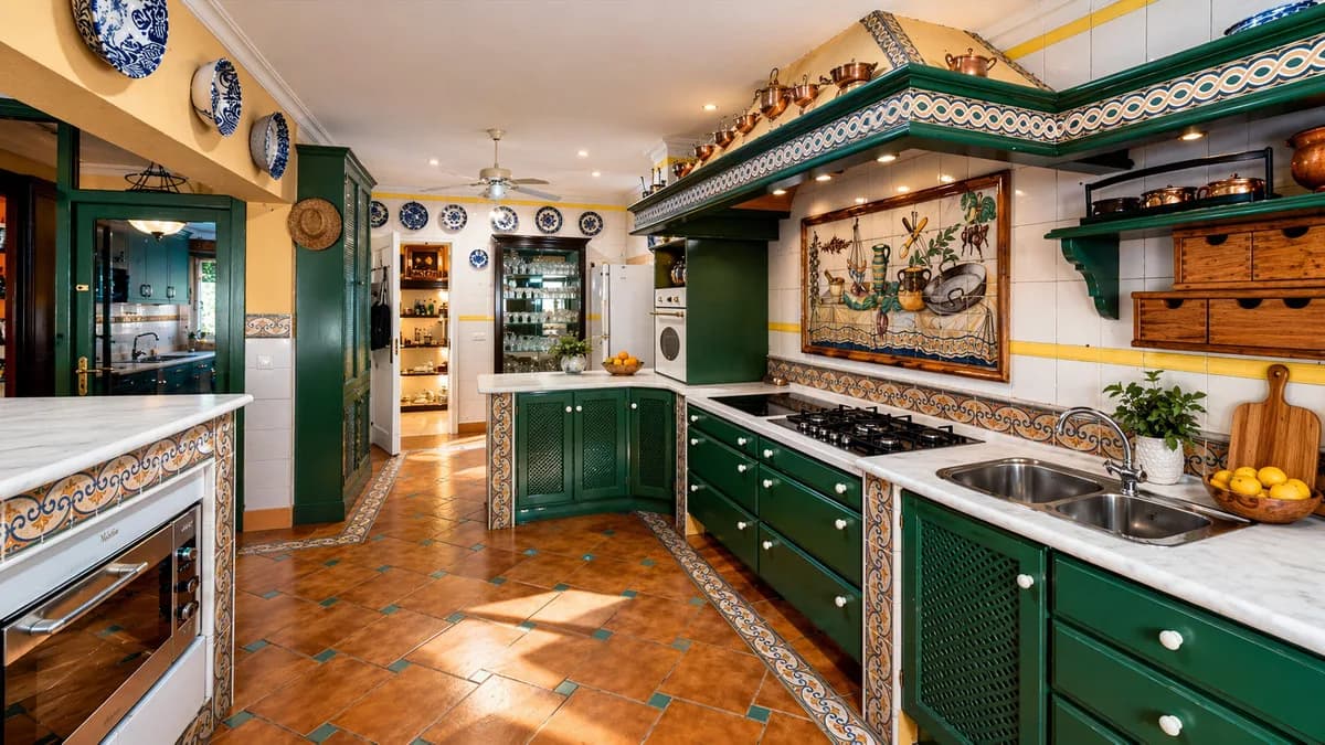 5 Bedroom Detached Villa for Sale in Guadalmina Baja, Málaga - Image 9