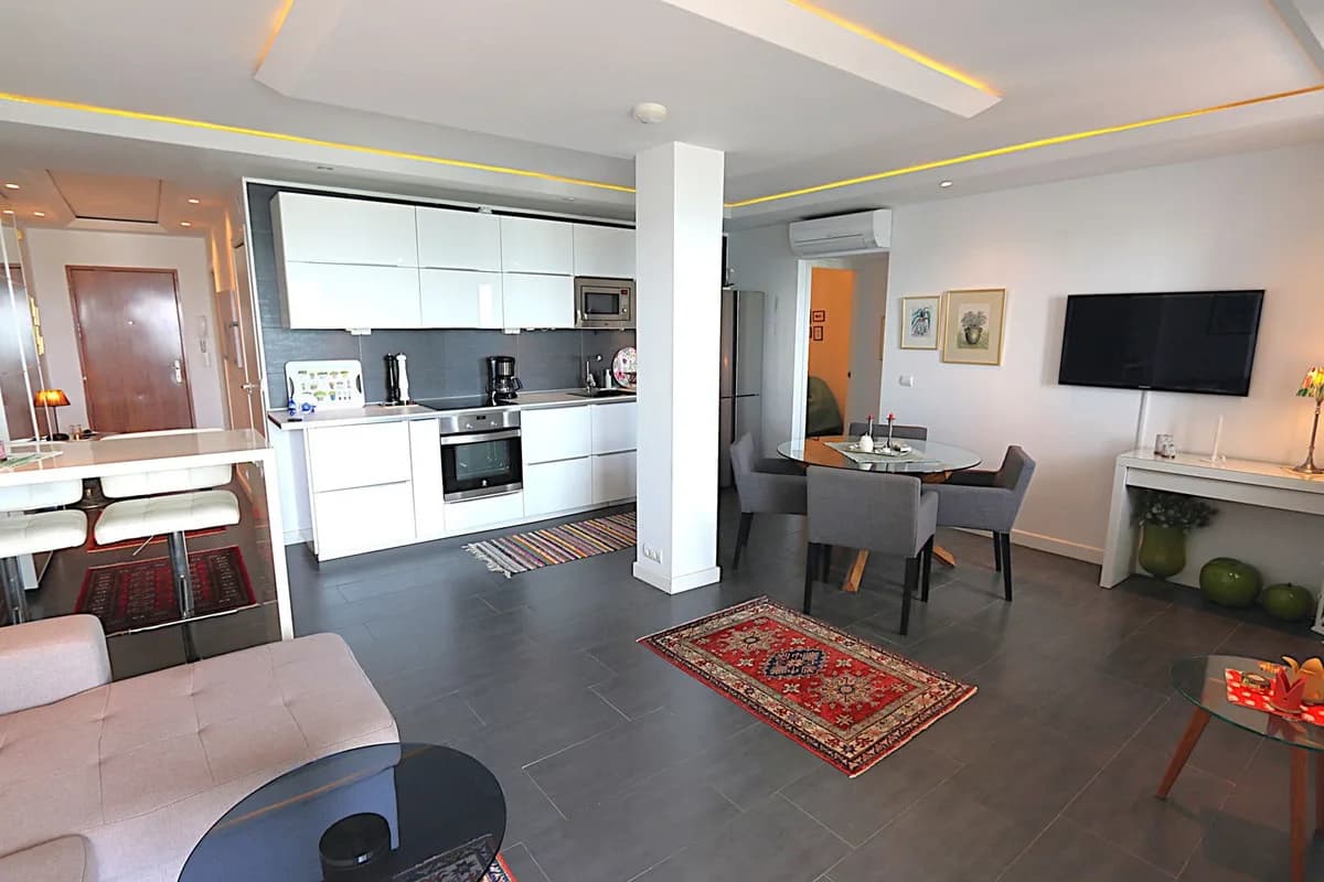 3 Bedroom Middle Floor Apartment for Sale in Fuengirola, Málaga - Image 2