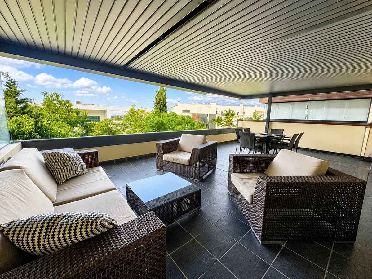 2 Bedroom Middle Floor Apartment for Sale in Los Flamingos, Málaga - Image 2