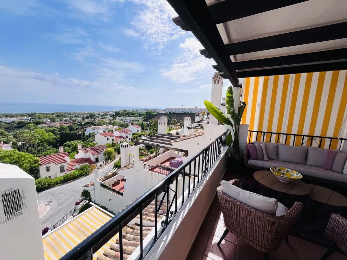 2 Bedroom Middle Floor Apartment for Sale in Calahonda, Málaga - Image 3