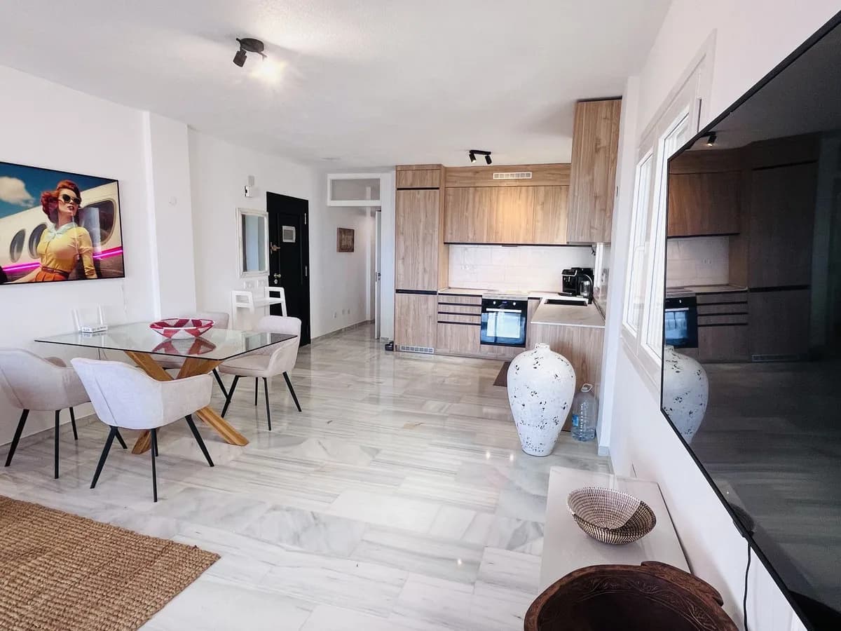2 Bedroom Middle Floor Apartment for Sale in Calahonda, Málaga - Image 6