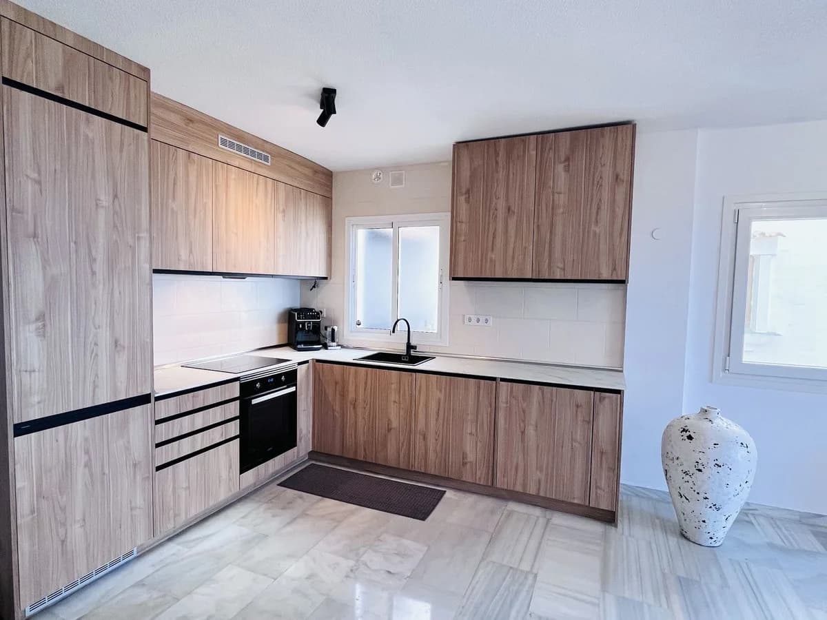 2 Bedroom Middle Floor Apartment for Sale in Calahonda, Málaga - Image 7