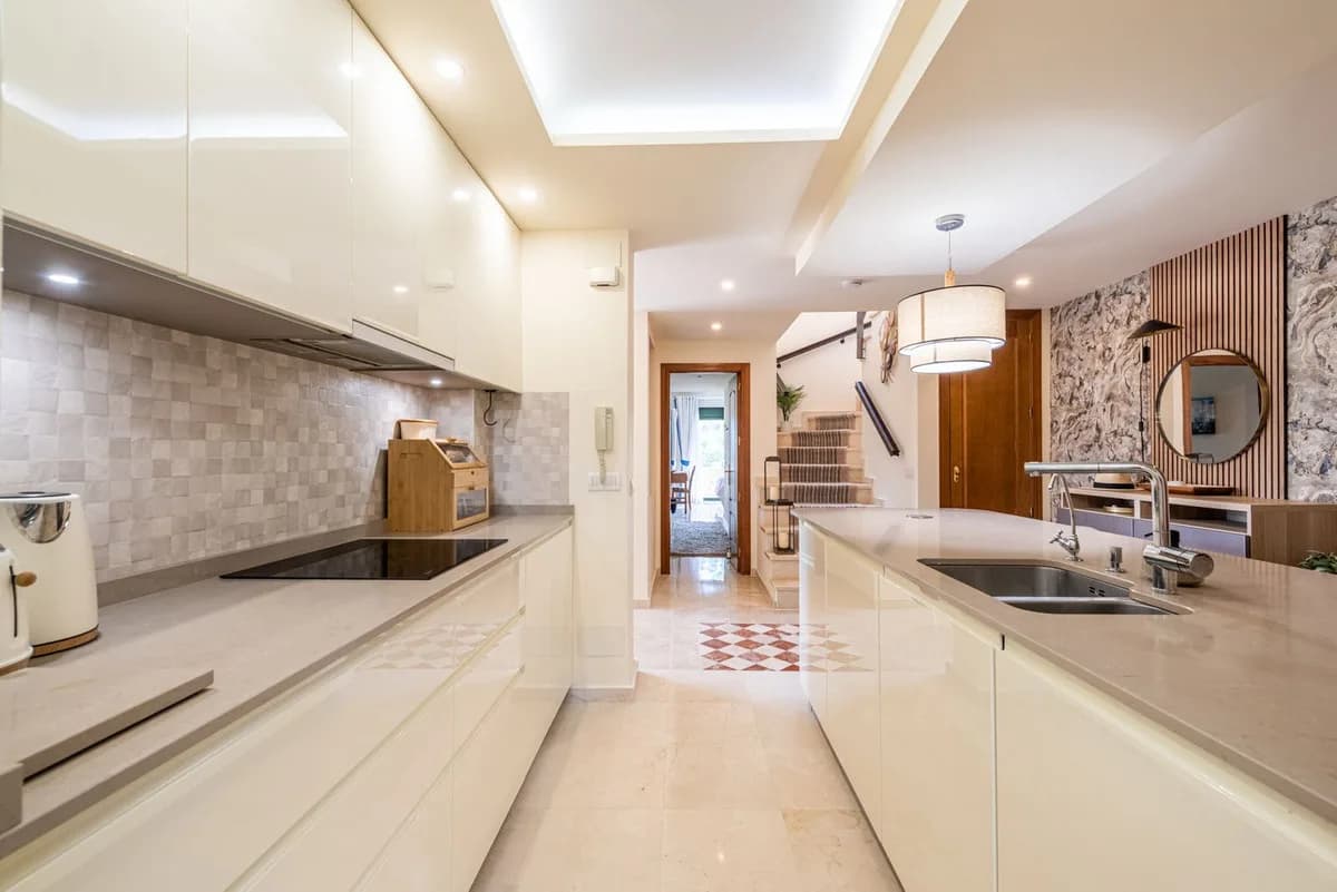3 Bedroom Penthouse Duplex for Sale in Estepona, Málaga - Image 9