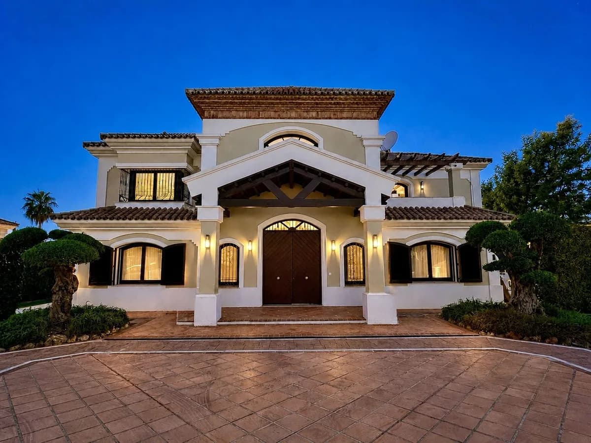 6 Bedroom Detached Villa for Sale in Los Flamingos, Málaga