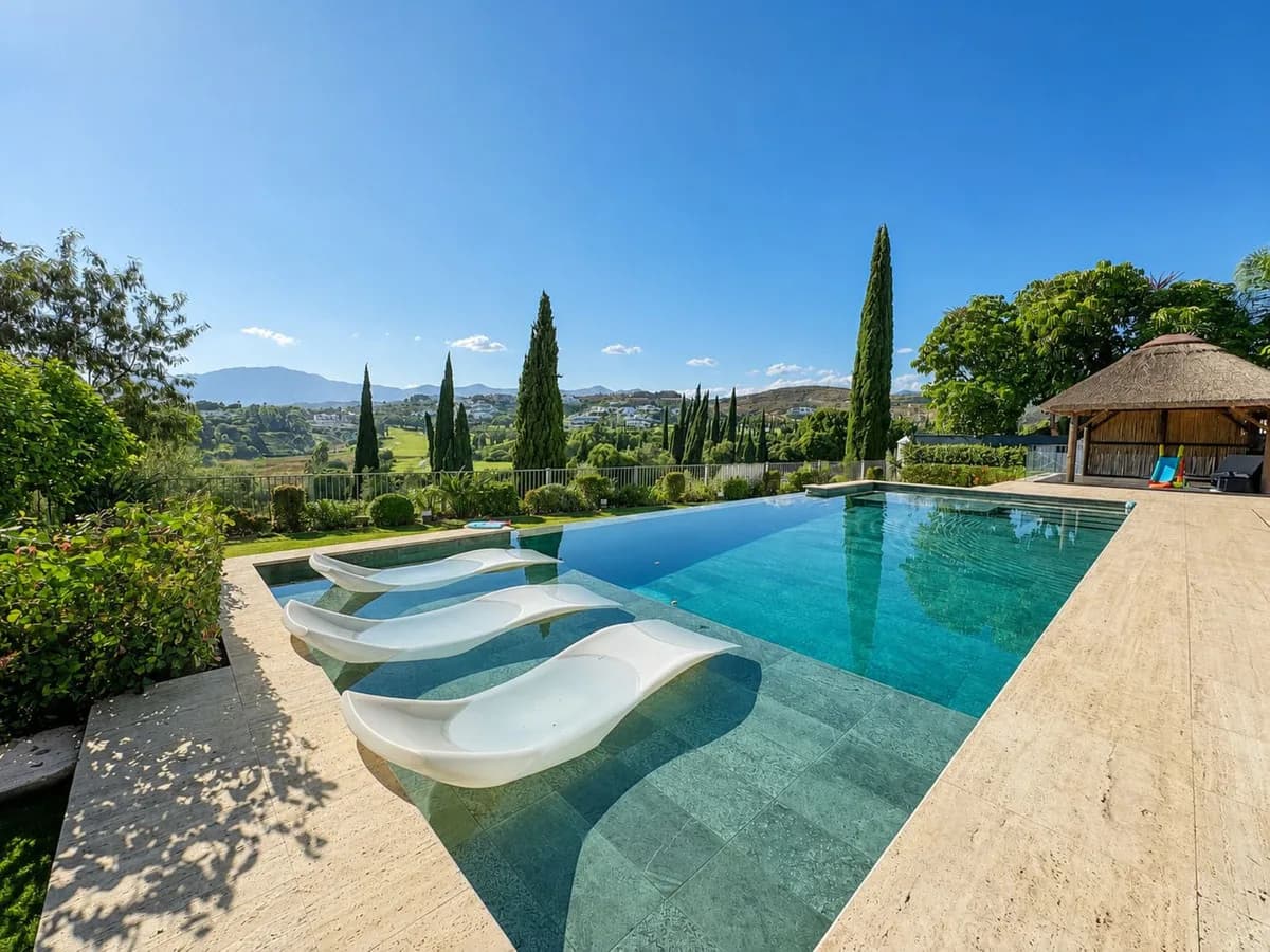 6 Bedroom Detached Villa for Sale in Los Flamingos, Málaga - Image 2