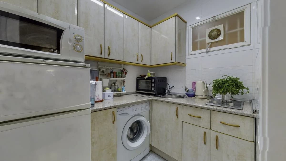 1 Bedroom Middle Floor Apartment for Sale in Benalmadena, Málaga - Image 4
