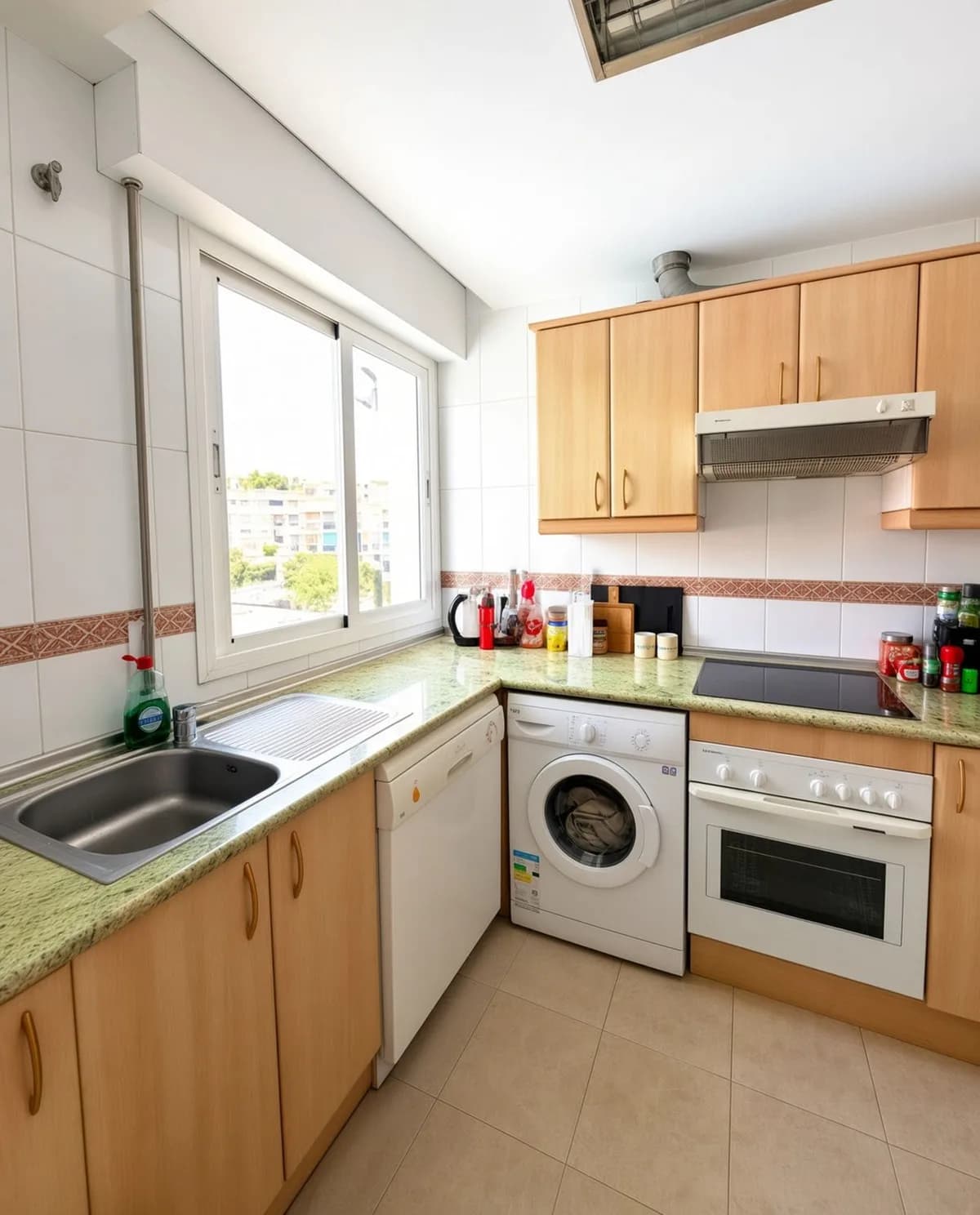 2 Bedroom Middle Floor Apartment for Sale in Nueva Andalucía, Málaga - Image 5