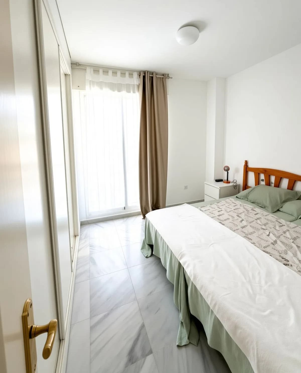 2 Bedroom Middle Floor Apartment for Sale in Nueva Andalucía, Málaga - Image 6