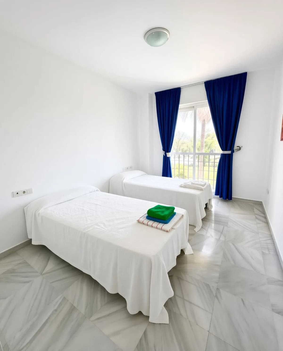 2 Bedroom Middle Floor Apartment for Sale in Nueva Andalucía, Málaga - Image 7
