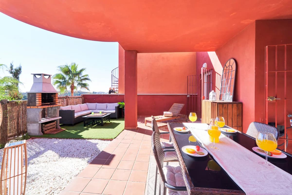 2 Bedroom Middle Floor Apartment for Sale in Reserva de Marbella, Málaga - Image 2