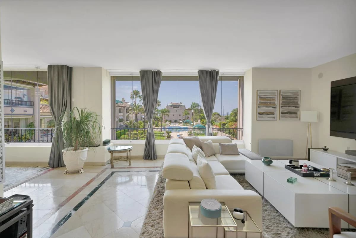 3 Bedroom Ground Floor Apartment for Sale in Marbella, Málaga - Image 8