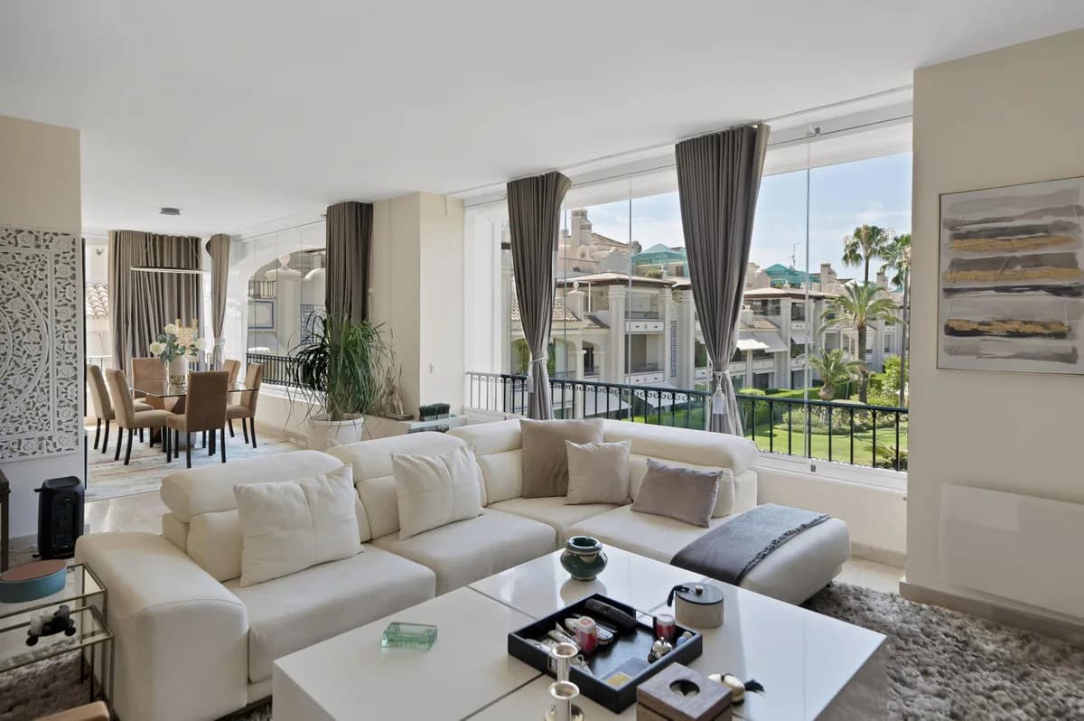 3 Bedroom Ground Floor Apartment for Sale in Marbella, Málaga - Image 9