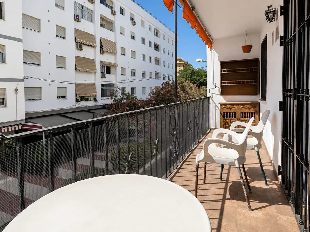 3 Bedroom Middle Floor Apartment for Sale in Marbella, Málaga - Image 7