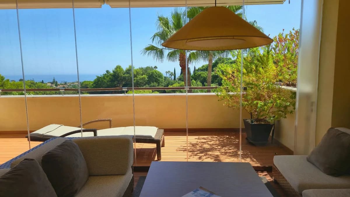 2 Bedroom Middle Floor Apartment for Sale in Sierra Blanca, Málaga - Image 2