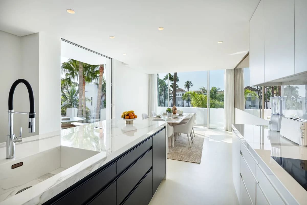 4 Bedroom Penthouse Duplex for Sale in The Golden Mile, Málaga - Image 4
