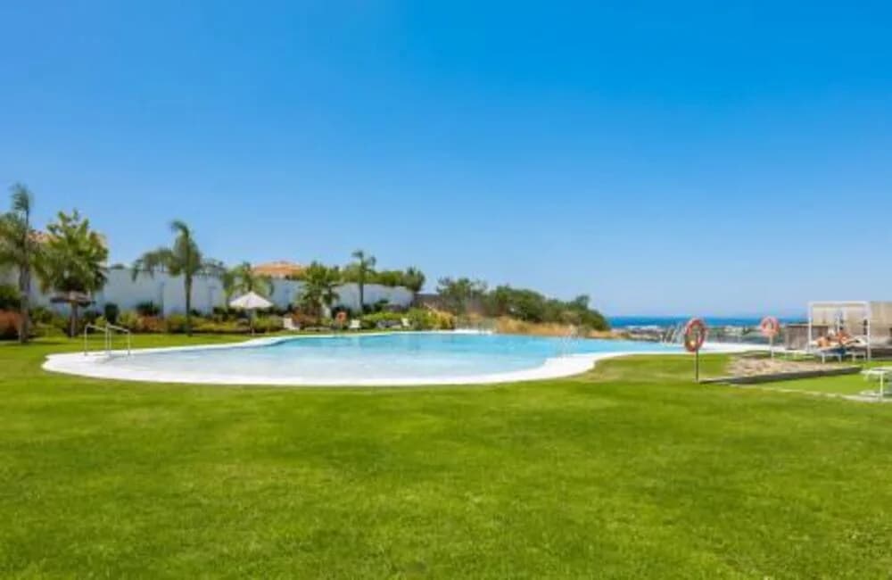 3 Bedroom Middle Floor Apartment for Sale in Benahavís, Málaga - Image 3