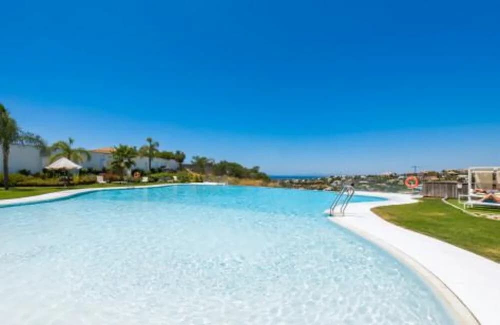 3 Bedroom Middle Floor Apartment for Sale in Benahavís, Málaga - Image 4