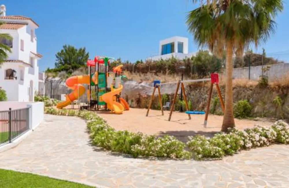 3 Bedroom Middle Floor Apartment for Sale in Benahavís, Málaga - Image 5