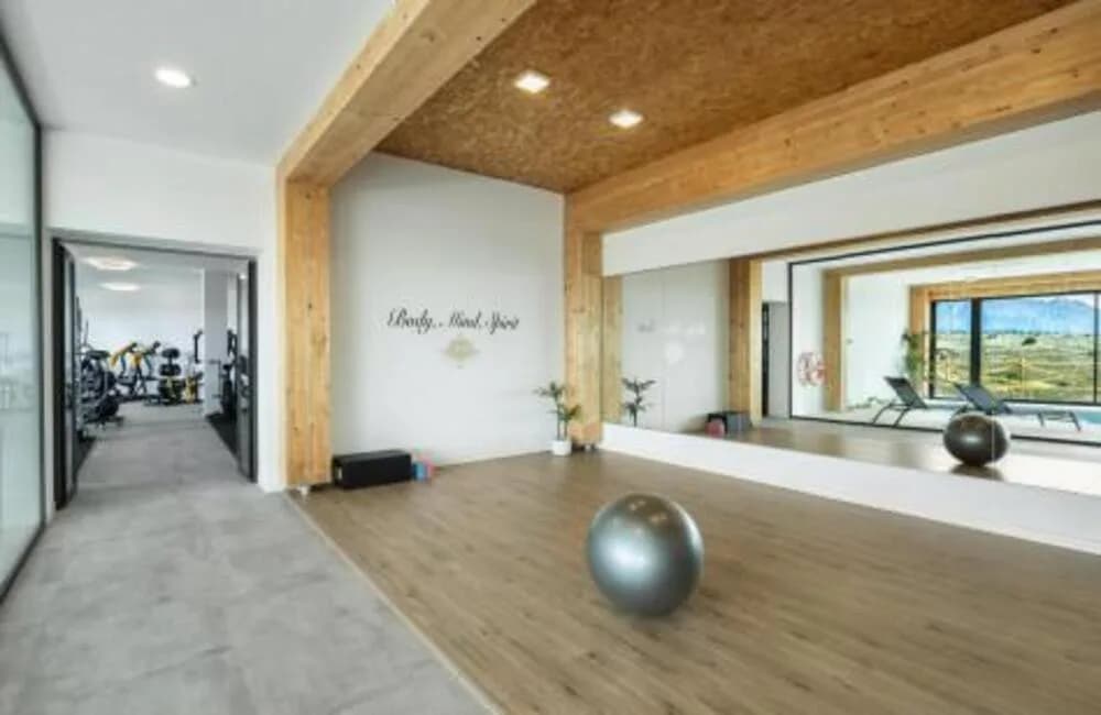 3 Bedroom Middle Floor Apartment for Sale in Benahavís, Málaga - Image 9