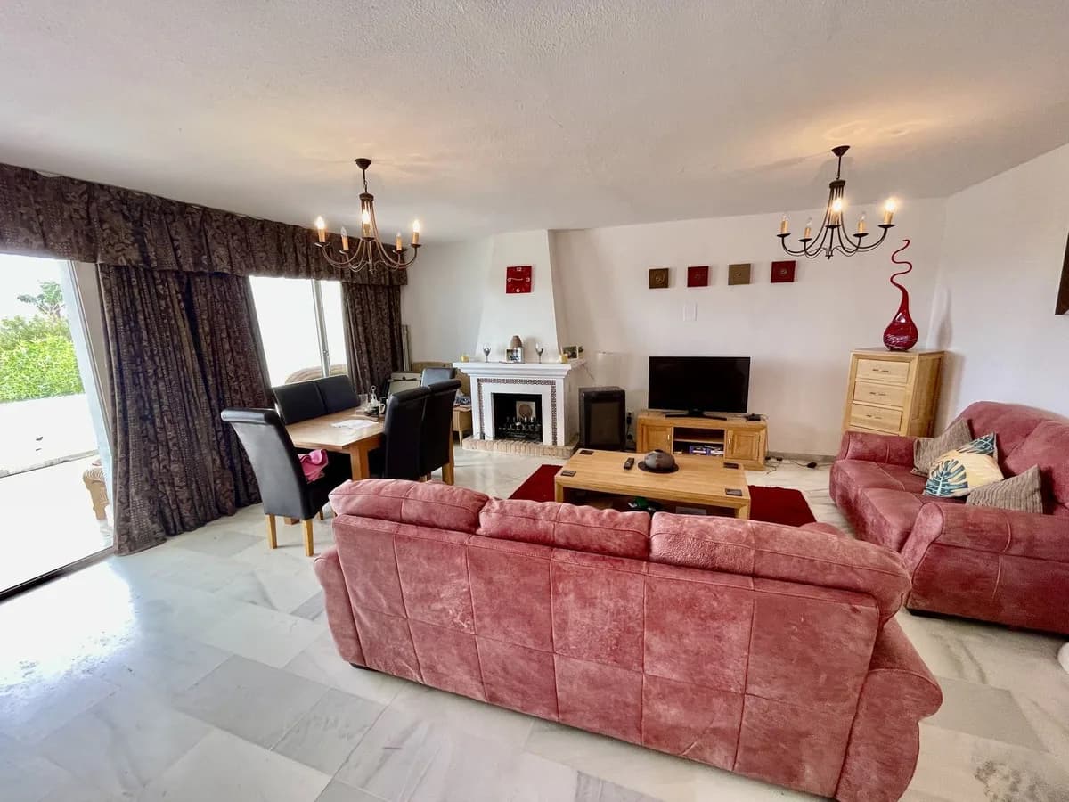3 Bedroom Semi-Detached House for Sale in La Duquesa, Málaga - Image 7