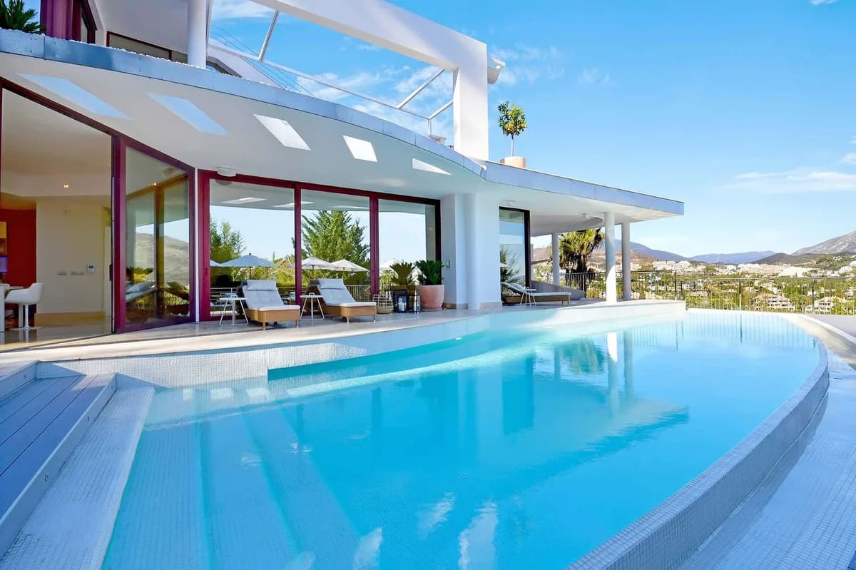 7 Bedroom Detached Villa for Sale in Nueva Andalucía, Málaga