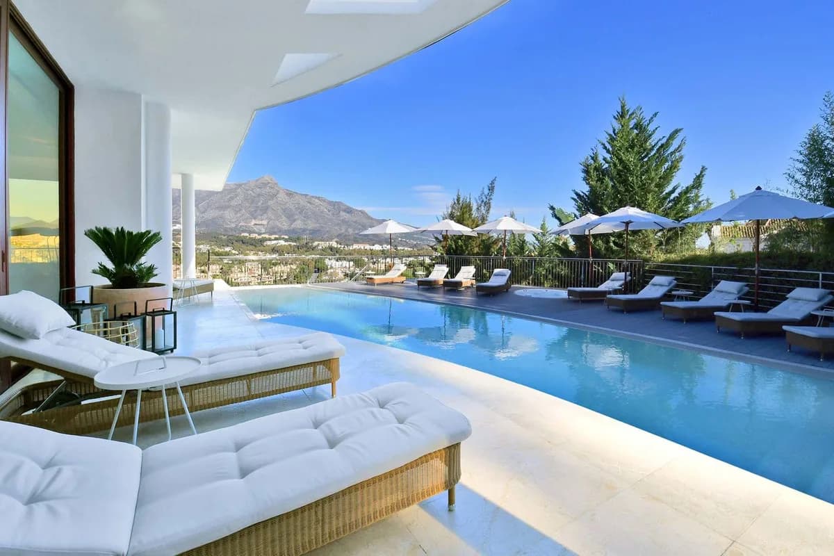 7 Bedroom Detached Villa for Sale in Nueva Andalucía, Málaga - Image 3