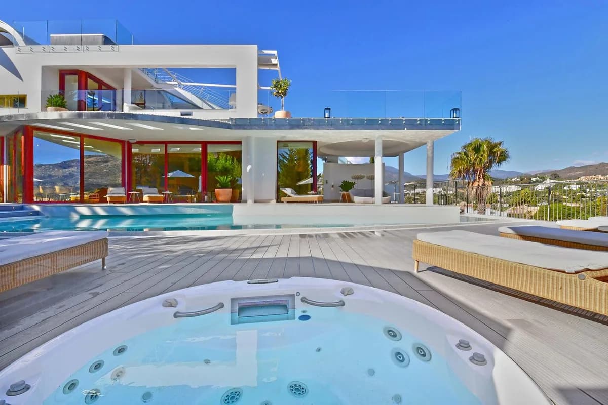 7 Bedroom Detached Villa for Sale in Nueva Andalucía, Málaga - Image 4