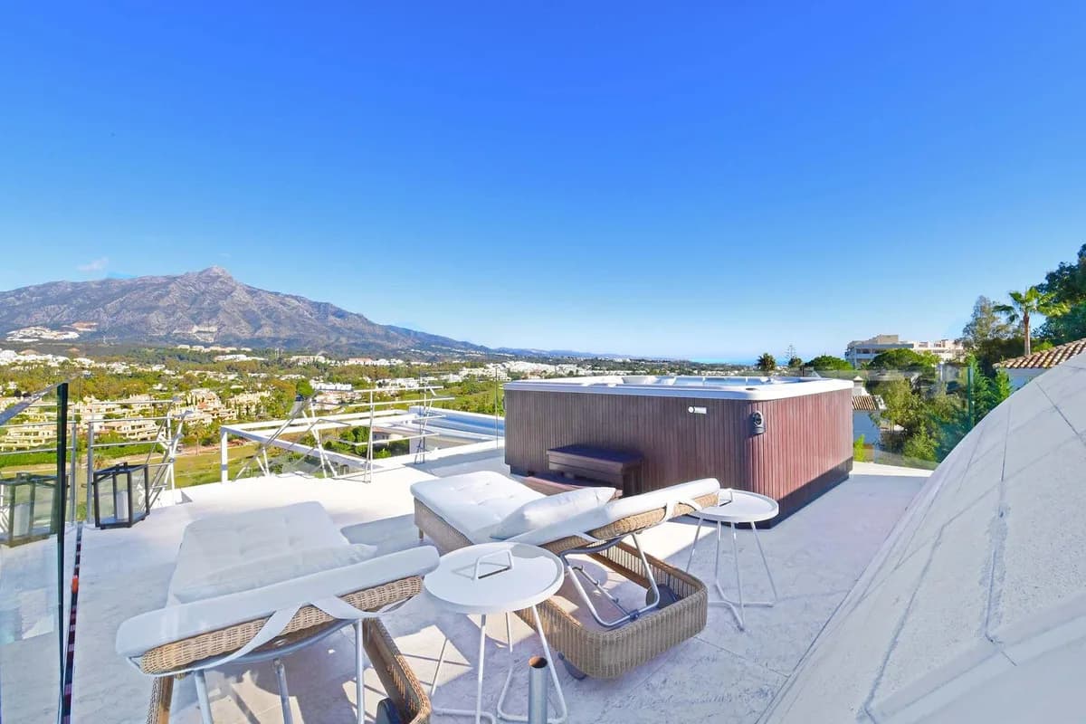 7 Bedroom Detached Villa for Sale in Nueva Andalucía, Málaga - Image 6