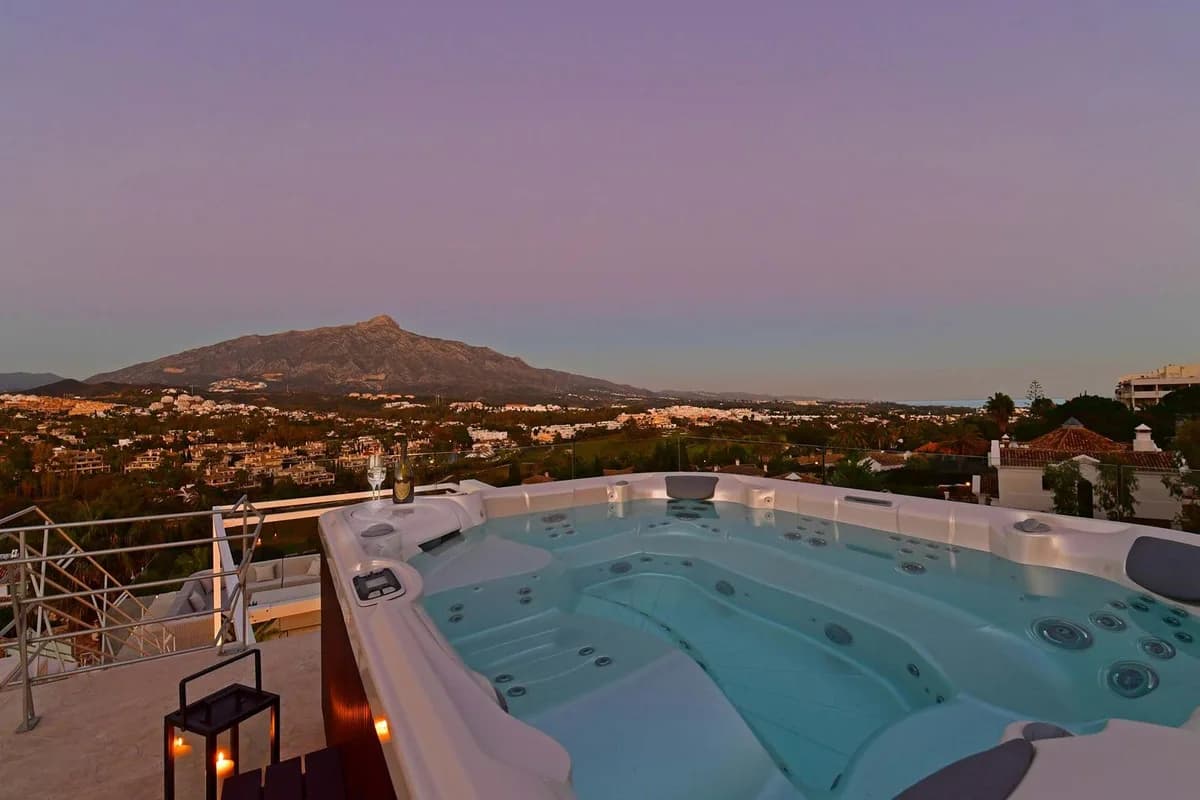 7 Bedroom Detached Villa for Sale in Nueva Andalucía, Málaga - Image 7