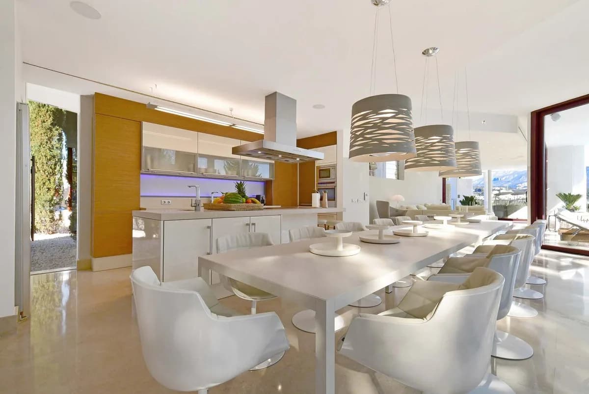 7 Bedroom Detached Villa for Sale in Nueva Andalucía, Málaga - Image 9