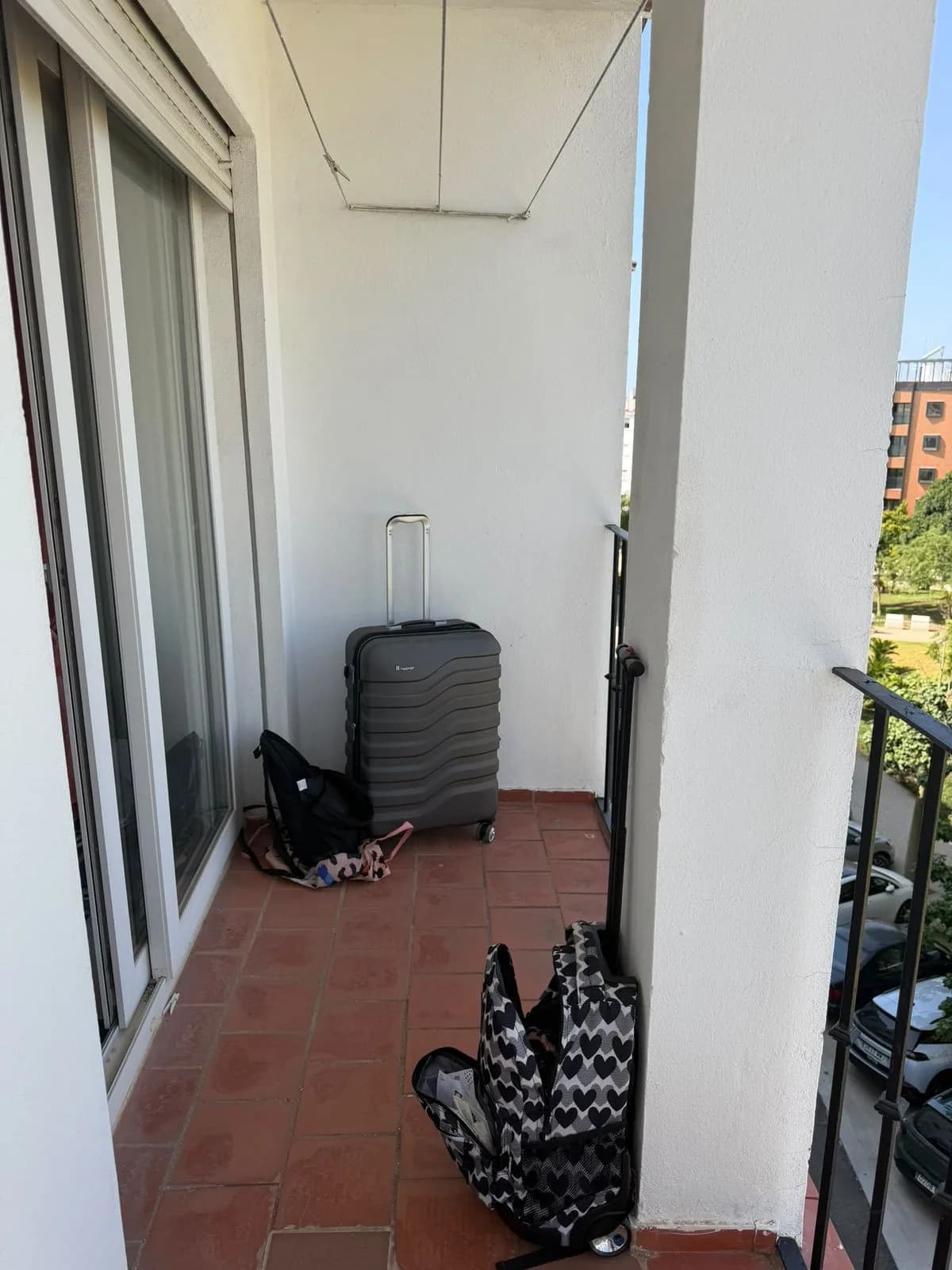 3 Bedroom Middle Floor Apartment for Sale in Estepona, Málaga - Image 2