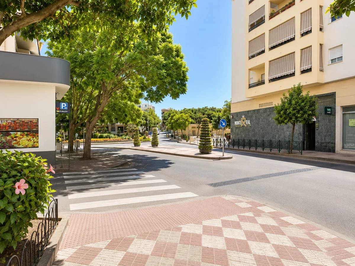3 Bedroom Middle Floor Apartment for Sale in Estepona, Málaga - Image 2